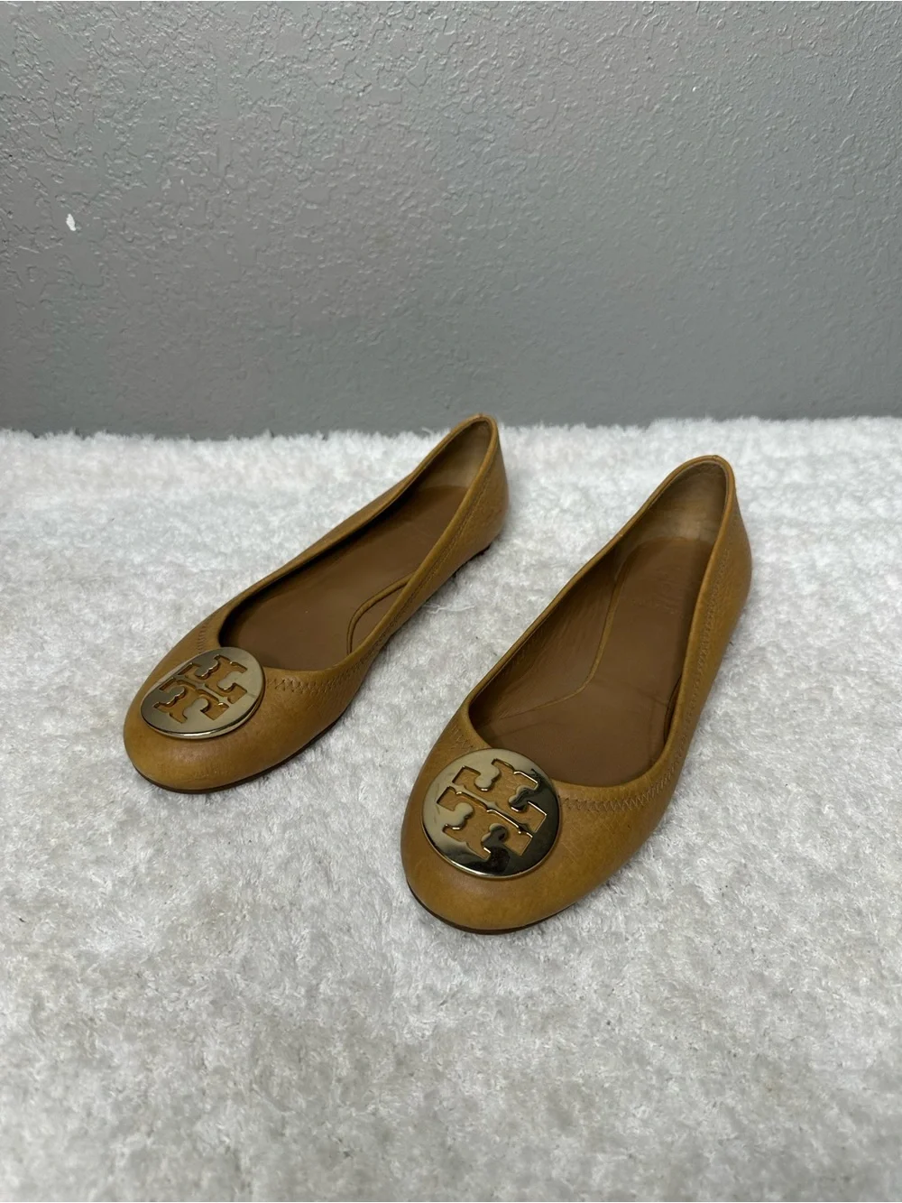 Tory Burch Claire Royal Tan Tumbled Leather Gold Medallion Ballet flats Size 7